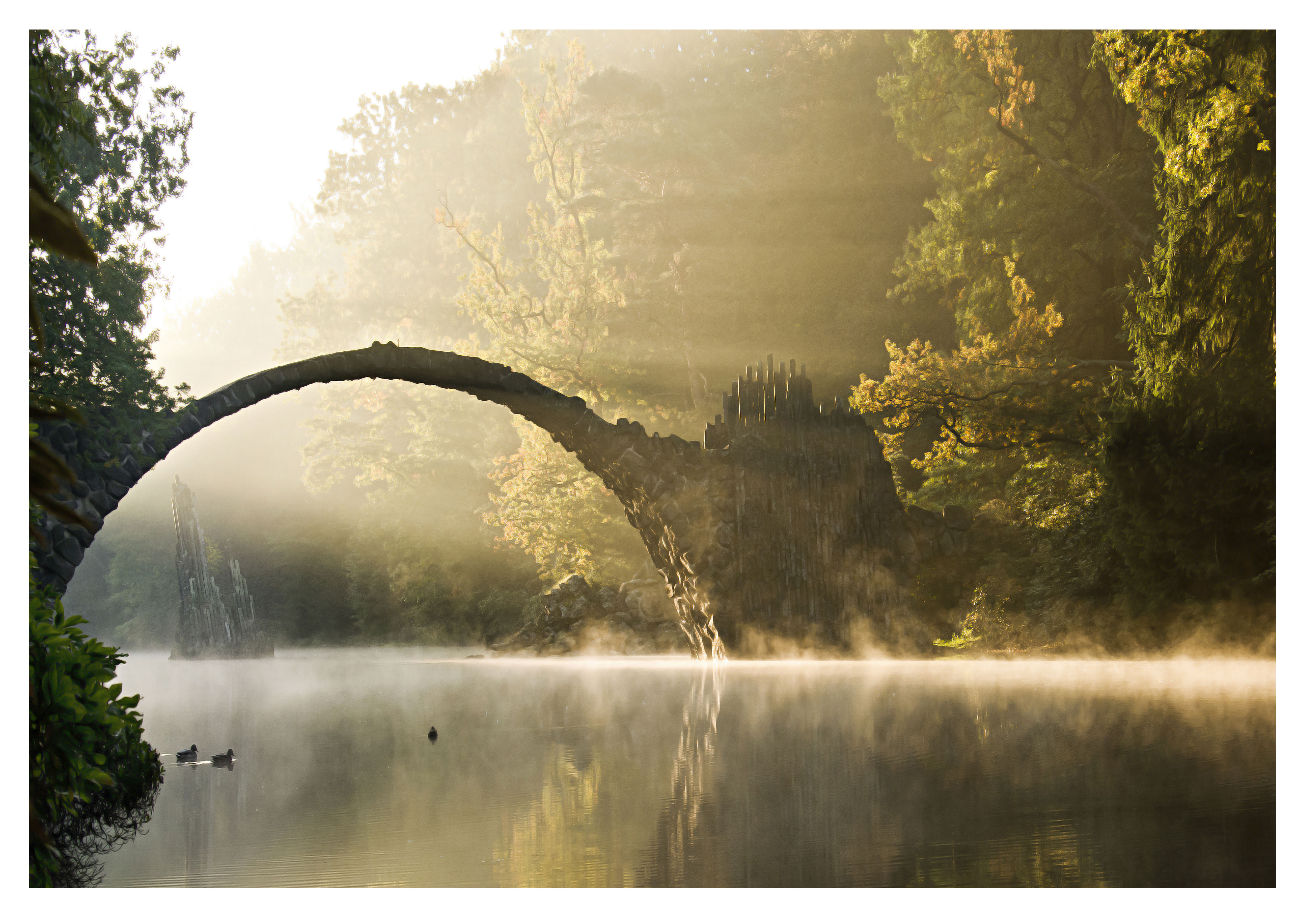 Wandbild Querformat Titel: Grüne Brücke mystische Landschaft - Bild Wanddeko Alu Dibond Leinwand Acrylglas Holzbalken Butlerfinish Poster