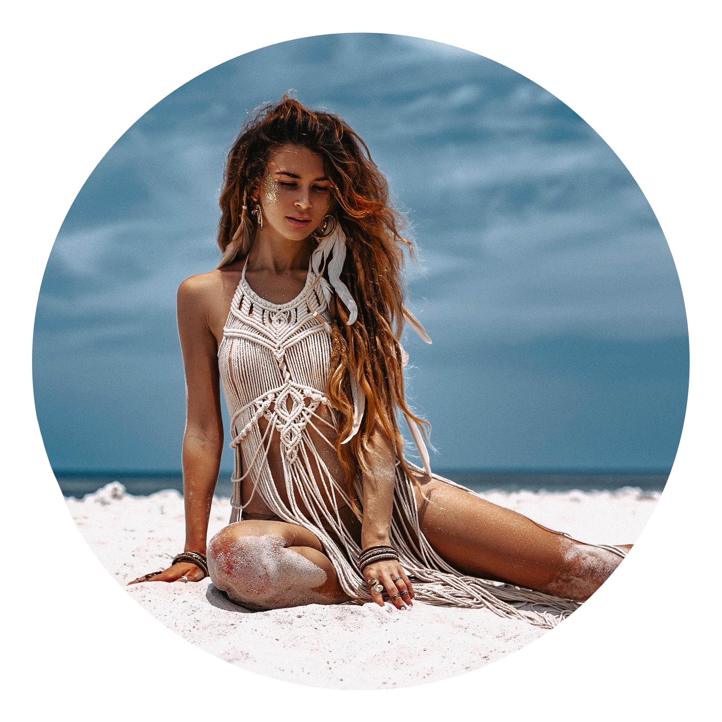 Wandbild Rund Titel: Beautiful Girl Strand - Bild Wanddeko Alu Dibond oder Butlerfinish