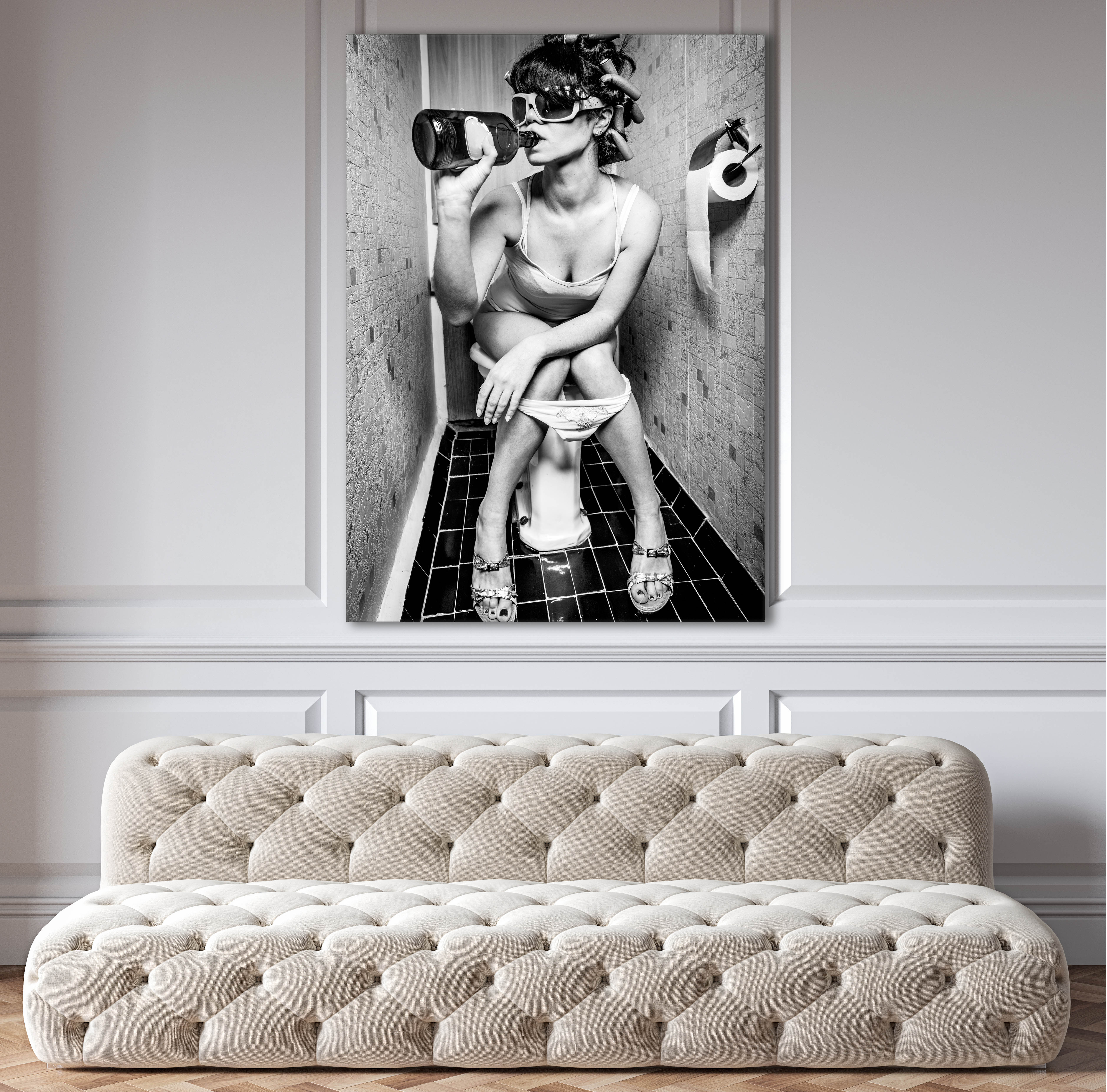 Wandbild Hochformat Titel: Frau Toilette Foto Flasche - Bild Wanddeko Alu Dibond Leinwand Acrylglas Holzbalken Butlerfinish Poster 