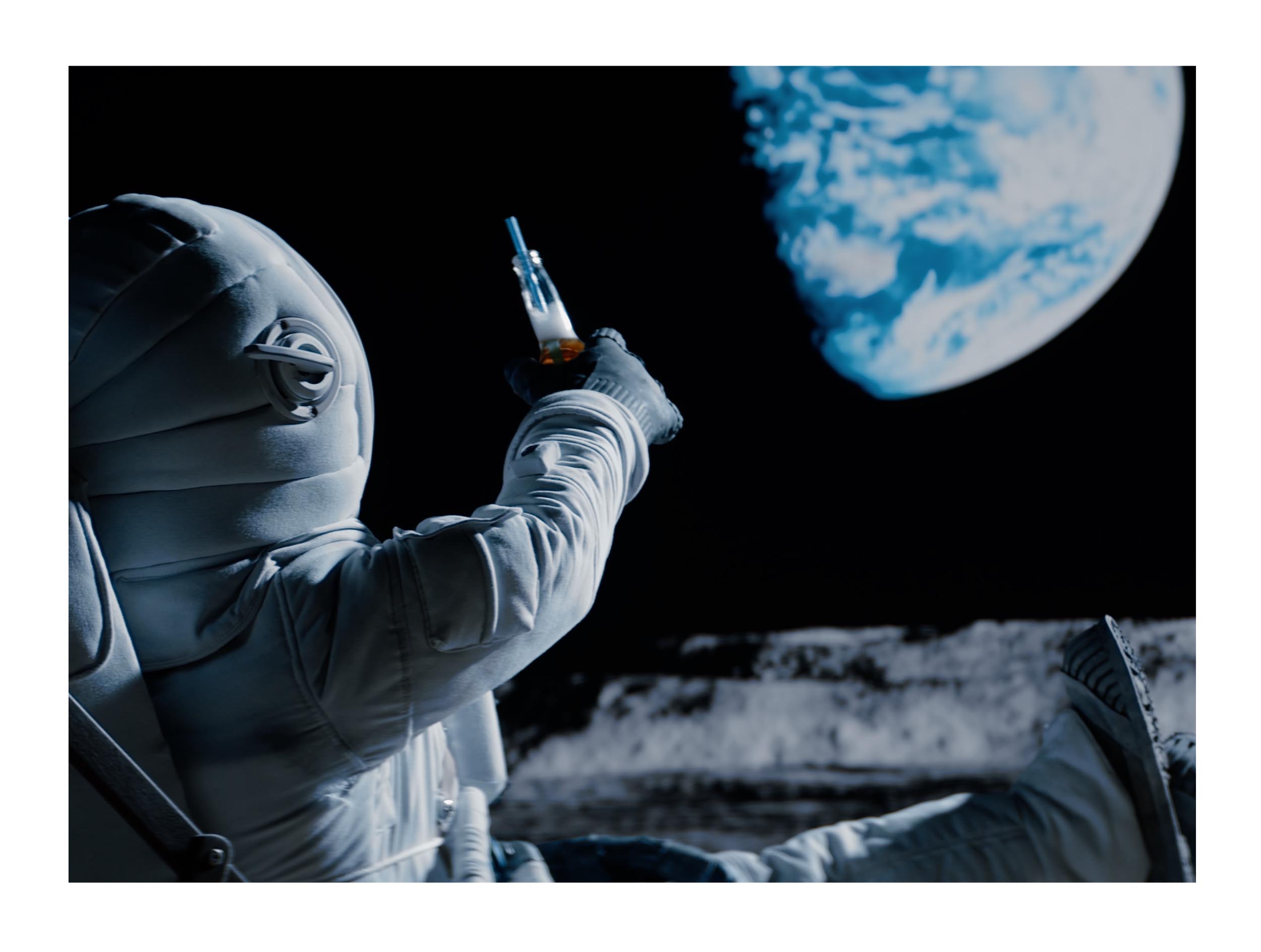 Wandbild Wandbilder Querformat Titel: Astronaut Mond Moon - Bild für Wohnzimmer auf Alu Dibond Leinwand Acrylglas Holzbalken Butlerfinish Poster 