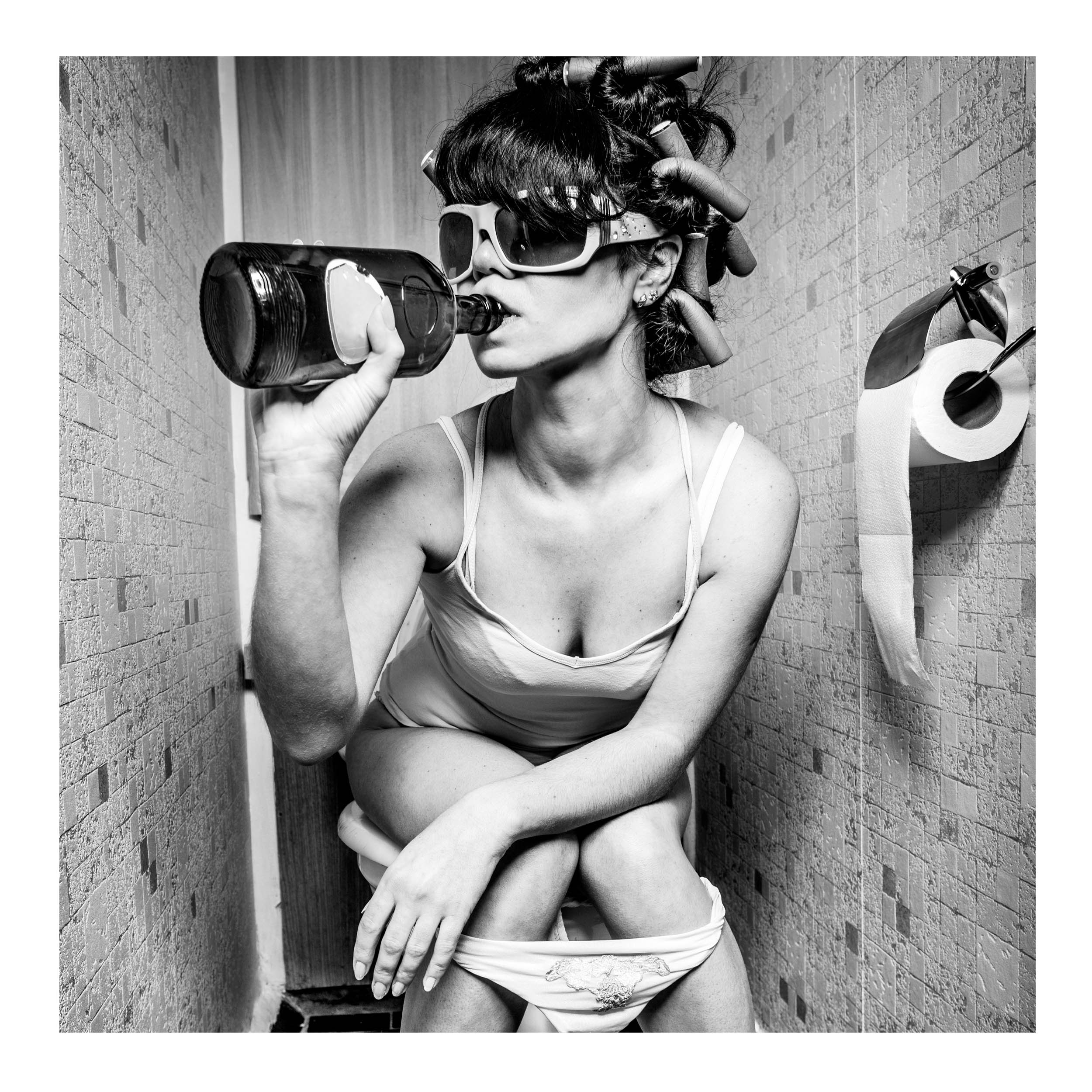 Wandbild Quadratisch Titel: Frau Toilette Foto Flasche schwarz weiß Bild Wanddeko Alu Dibond Leinwand Acrylglas Holzbalken Butlerfinish Poster
